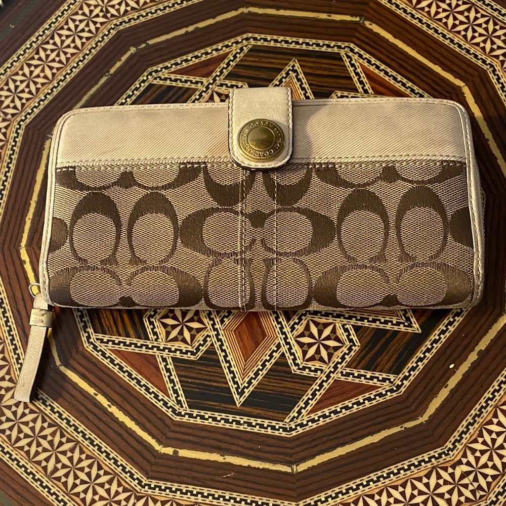 Coach VTG Zip Beige Gold Wallet  Snap Leather Organizer Interior No. A0842-41202